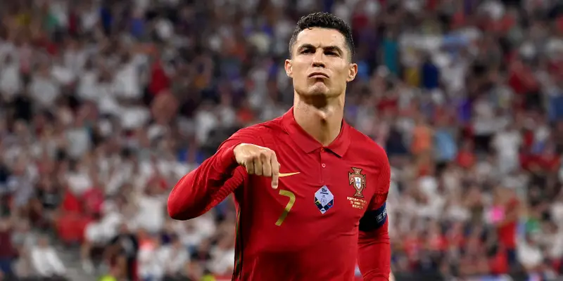 Cristiano Ronaldo - Từ Madeira Đến Huyền Thoại Thế Giới 2025 1 Sơ lược về cầu thủ Cristiano Ronaldo